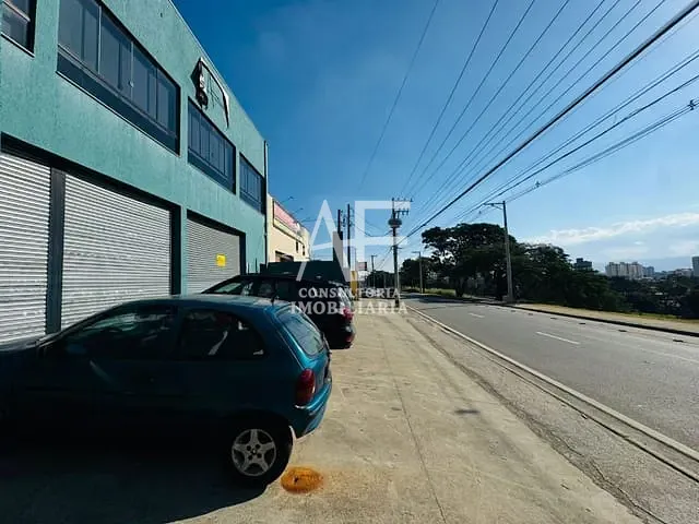 Galpão / Barracão com 700m², para alugar, no bairro Campos Elíseos em Taubaté
