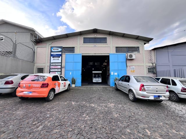 Galpão/Barracão para locação, 2 banheiros e 5 vagas, 375m², Oficinas - Ponta Grossa/PR