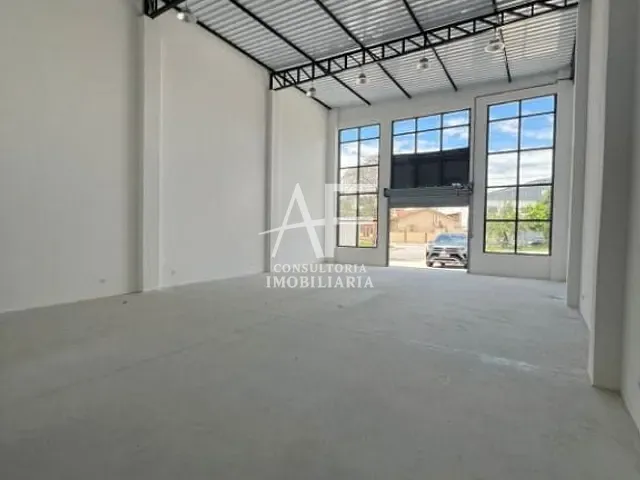 Galpão / Barracão com 300m², para alugar, no bairro Vila São José em Taubaté