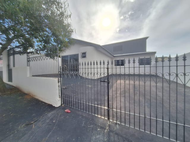 Locação - Casa com Barracão Anexo, 3 quartos, 4 vagas, Quintal Amplo, 250 m² - Jardim Carvalho, Ponta Grossa.