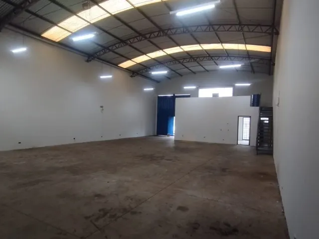 Galpão / Barracão para alugar, no bairro Chácara Manella em Cambé