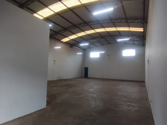 Galpão / Barracão para alugar, no bairro Chácara Manella em Cambé