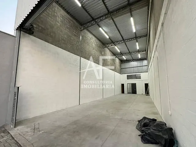Galpão / Barracão com 170m², para alugar, no bairro Centro em Taubaté