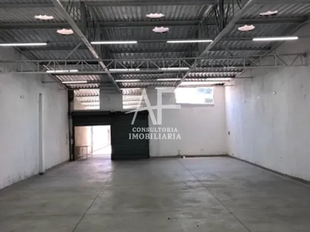Galpão / Barracão com 320m², para alugar, no bairro Parque São Luís em Taubaté