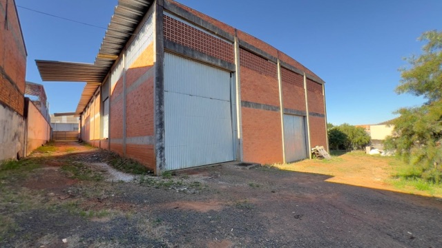 Barracão para locação, 1600 m², 7 banheiros, Nova Rússia.