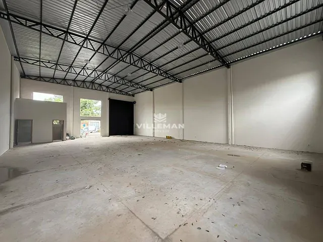 Galpão / Barracão com 348m², para alugar, no bairro Parque das Laranjeiras em Maringá