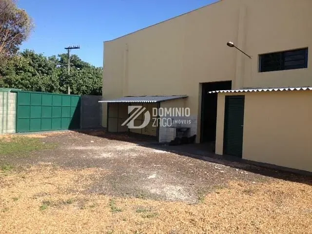 Galpão / Barracão com 900m², à venda ou para alugar, no bairro Vila São Cristóvão em Uberaba