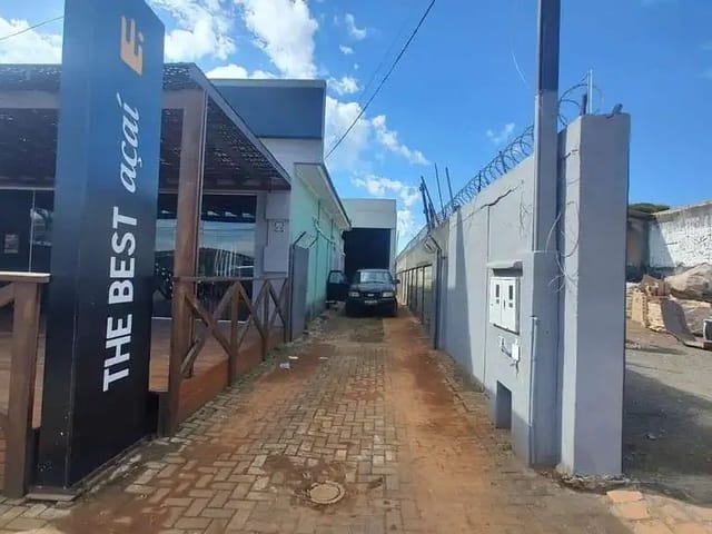 Galpão / Barracão para locação, 375 m², 1 sala, 2 banheiros, Vagas rotativas, Chapada.