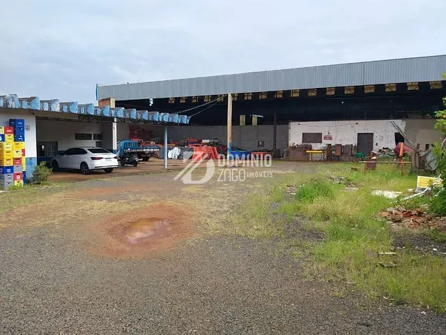 Galpão / Barracão com 2896m², para alugar, no bairro São Benedito em Uberaba