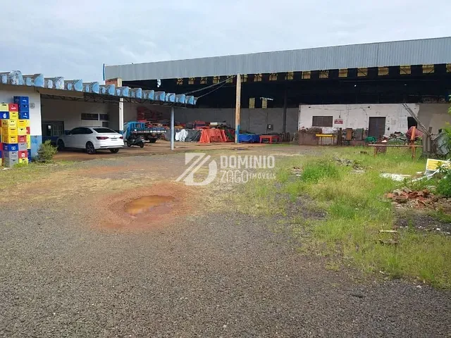 Galpão / Barracão com 2896m², para alugar, no bairro São Benedito em Uberaba