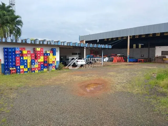 Galpão / Barracão com 2896m², para alugar, no bairro São Benedito em Uberaba