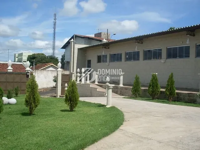 Galpão / Barracão com 1000m², para alugar, no bairro Vila Frei Eugênio em Uberaba