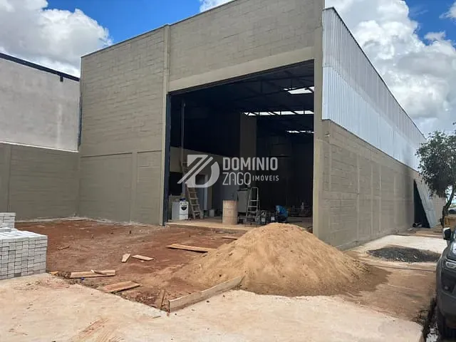 Galpão / Barracão com 360m², para alugar, no bairro Parque das Américas em Uberaba