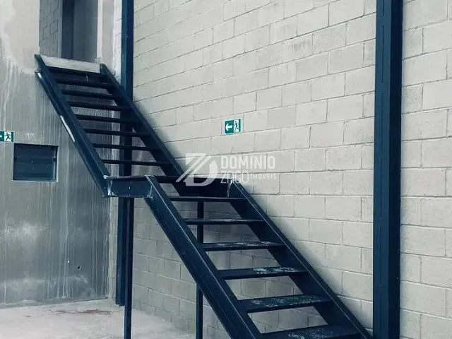 Galpão / Barracão com 360m², para alugar, no bairro Parque das Américas em Uberaba