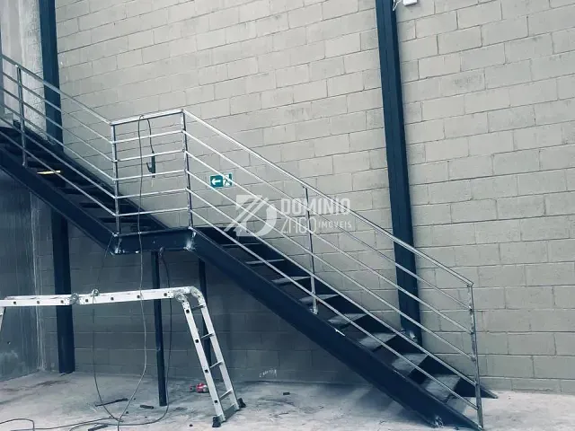 Galpão / Barracão com 360m², para alugar, no bairro Parque das Américas em Uberaba