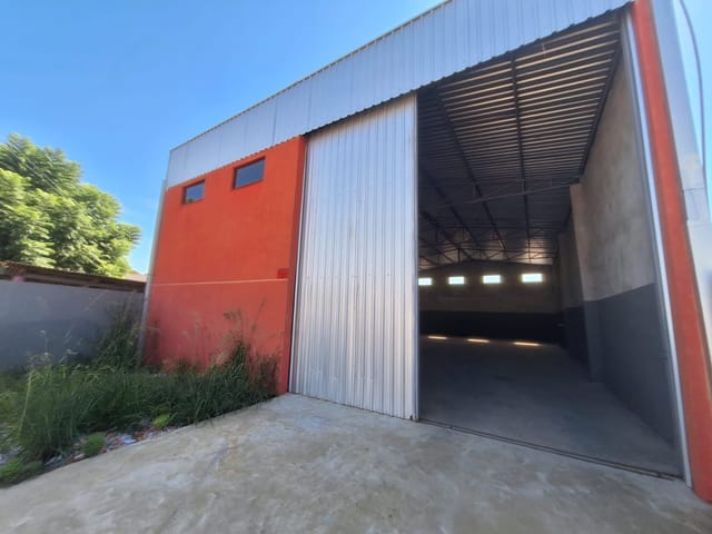 Galpão / Barracão para locação, 220 m², Pé direito alto, 1 banheiro, Próximo à Avenida Siqueira Campos, Cará-Cará.