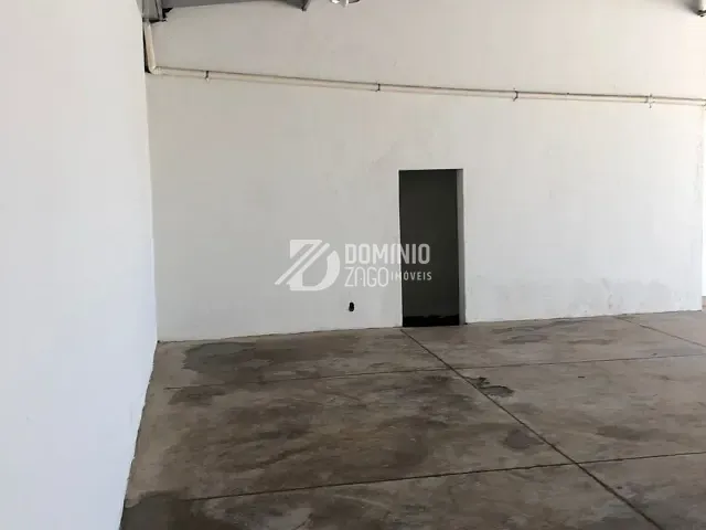 Galpão / Barracão com 294m², para alugar, no bairro Recreio dos Bandeirantes em Uberaba