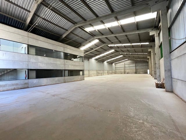 Galpão / Barracão para locação, 1.200 m², 4 salas, 3 banheiros, Estacionamento - Cará-cará, Ponta Grossa.