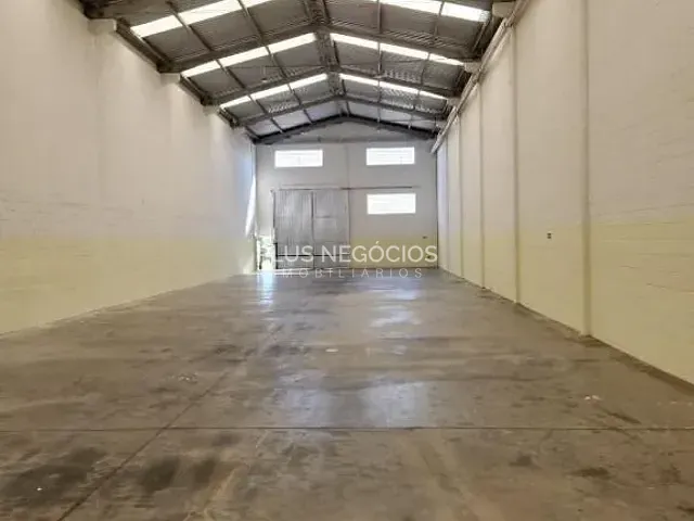 Galpão / Barracão com 800m², para alugar, no bairro Cajuru do Sul em Sorocaba
