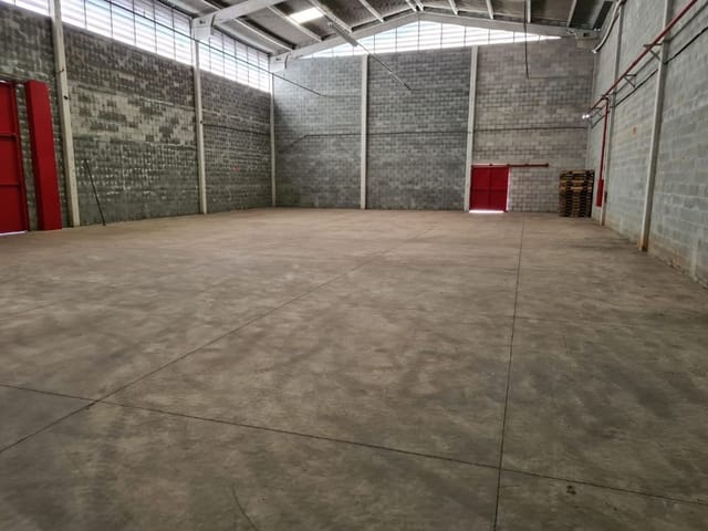 Galpão / Barracão com 1768m², para alugar, no bairro Jardim Nina (Fazendinha) em Santana de Parnaíba