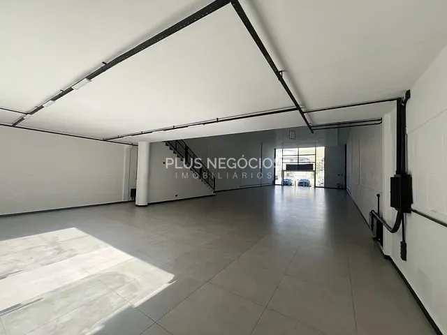 Galpão / Barracão com 374m², para alugar, no bairro Vila Augusta em Sorocaba