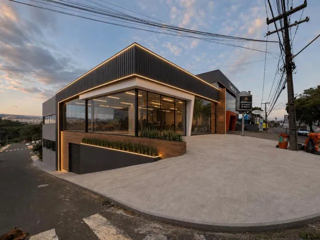 Galpão/Barracão Novo para Locação, 552 m², 2 pavimentos, Pé-direito alto, Fachada em vidro, Av. Visconde de Mauá - Colônia Dona Luíza, Ponta Grossa.