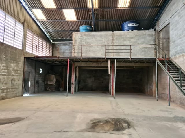 Galpão / Barracão com 1200m², para alugar, no bairro Jardim da Várzea em Santana de Parnaíba