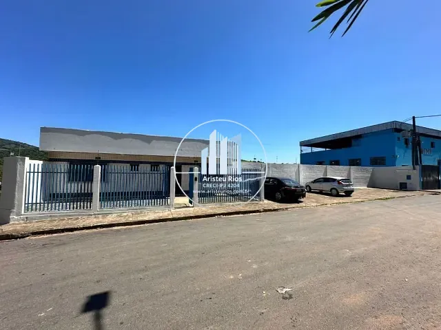 Galpão / Barracão com 968m², à venda ou para alugar, no bairro São João em Pouso Alegre