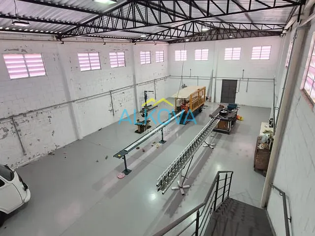 Galpão / Barracão com 300m², para alugar, no bairro Parque Santos Dumont em São José dos Campos