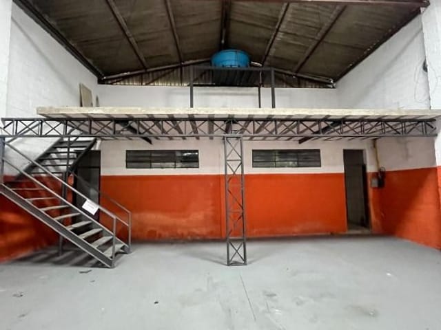 Galpão / Barracão com 500m², para alugar, no bairro Chácara do Solar I (Fazendinha) em Santana de Parnaíba