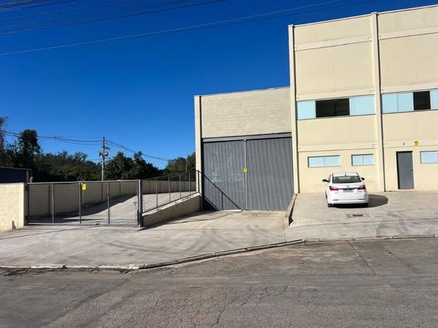 Galpão / Barracão com 1200m², para alugar, no bairro Jardim Nina (Fazendinha) em Santana de Parnaíba