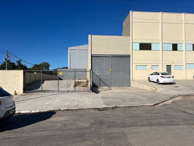 Galpão / Barracão com 1200m², para alugar, no bairro Jardim Nina (Fazendinha) em Santana de Parnaíba