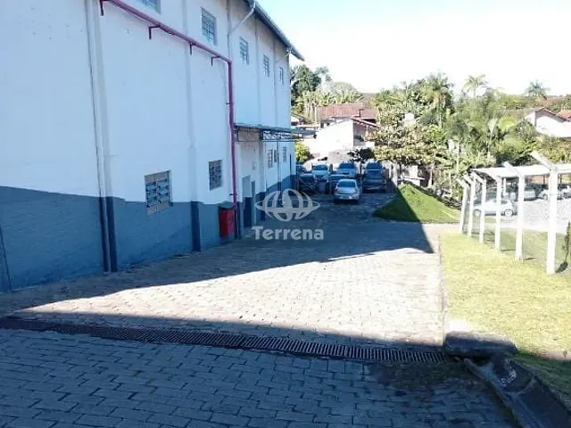 Galpão / Barracão com 689m², para alugar, no bairro Salto do Norte em Blumenau