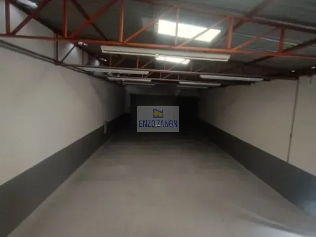 Galpão / Barracão com 300m², para alugar, no bairro Jardim Bom Pastor em Santo André