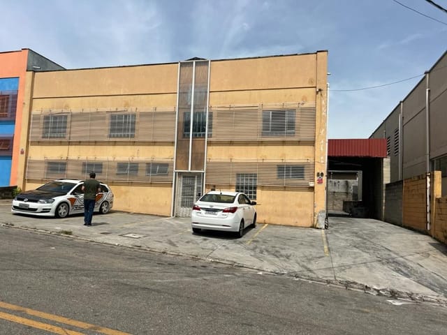 Galpão / Barracão com 1000m², para alugar, no bairro Jardim Nina (Fazendinha) em Santana de Parnaíba