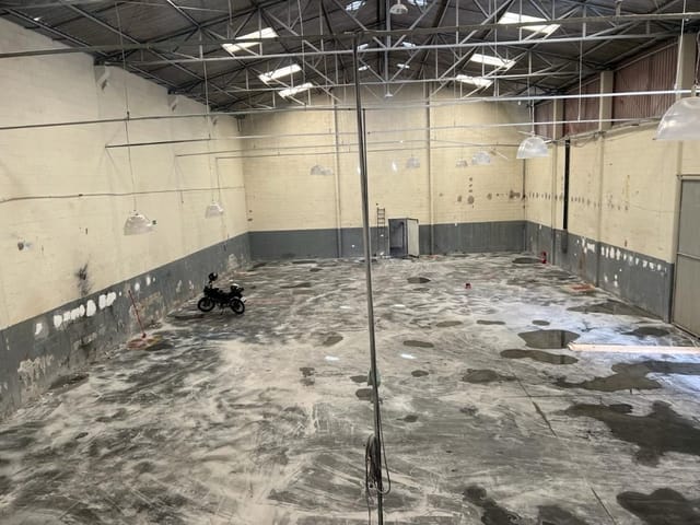 Galpão / Barracão com 1000m², para alugar, no bairro Jardim Nina (Fazendinha) em Santana de Parnaíba