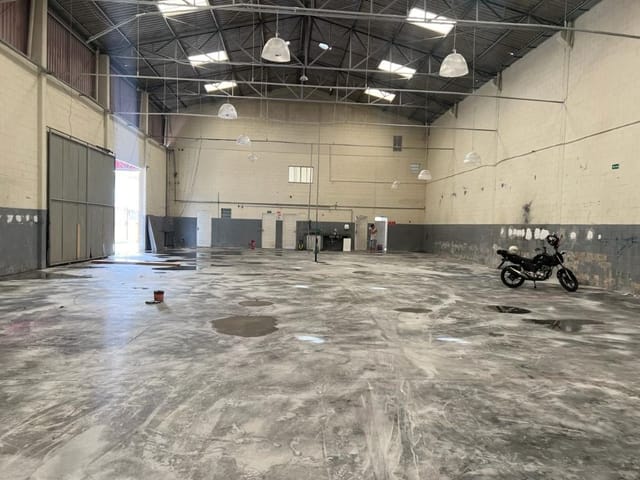 Galpão / Barracão com 1000m², para alugar, no bairro Jardim Nina (Fazendinha) em Santana de Parnaíba