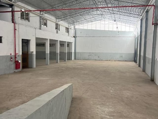 Galpão / Barracão com 750m², para alugar, no bairro Chácara do Solar I (Fazendinha) em Santana de Parnaíba
