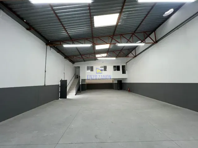 Galpão / Barracão com 350m², para alugar, no bairro Jardim Bom Pastor em Santo André