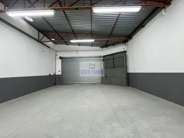 Galpão / Barracão com 350m², para alugar, no bairro Jardim Bom Pastor em Santo André