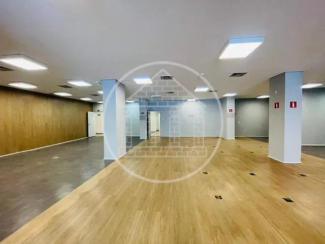 Galpão / Barracão com 540m², para alugar, no bairro Parque Maria Helena em São Paulo