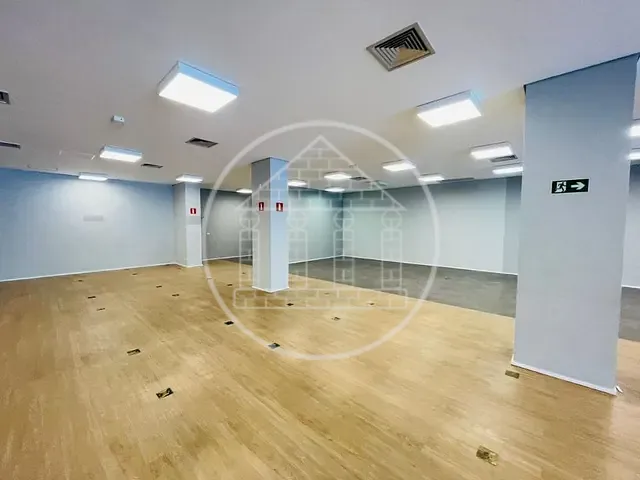 Galpão / Barracão com 540m², para alugar, no bairro Parque Maria Helena em São Paulo