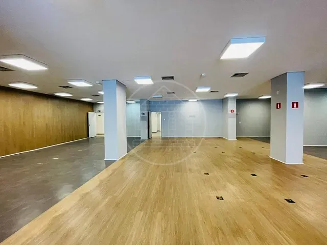Galpão / Barracão com 540m², para alugar, no bairro Parque Maria Helena em São Paulo