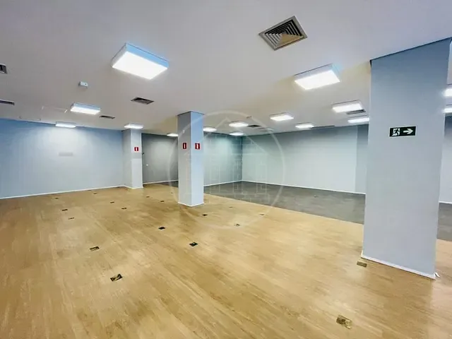 Galpão / Barracão com 540m², para alugar, no bairro Parque Maria Helena em São Paulo