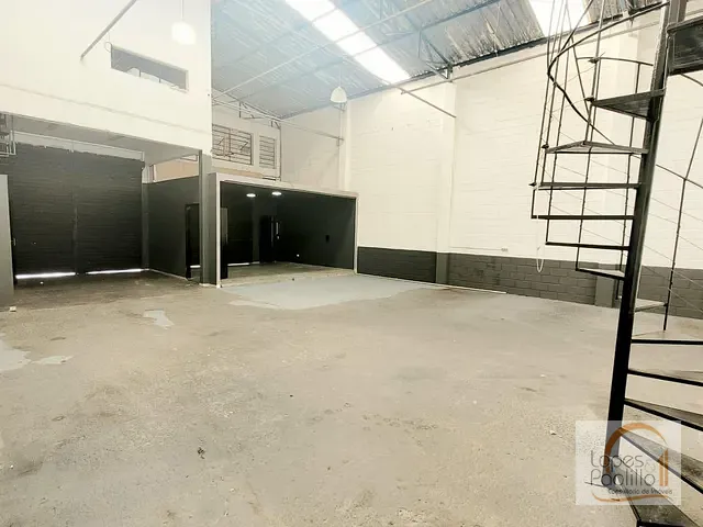 Galpão / Barracão com 230m², para alugar, no bairro Jardim Paulista em Atibaia