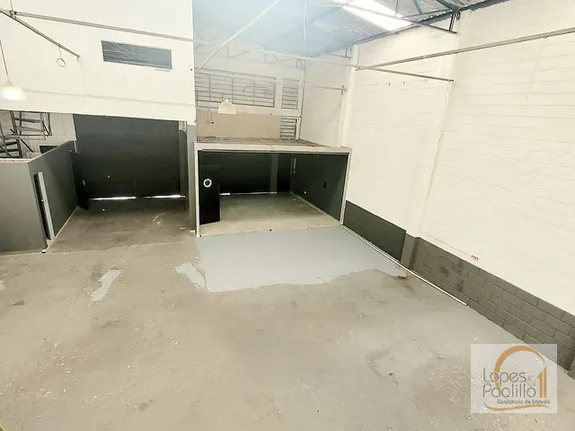 Galpão / Barracão com 230m², para alugar, no bairro Jardim Paulista em Atibaia