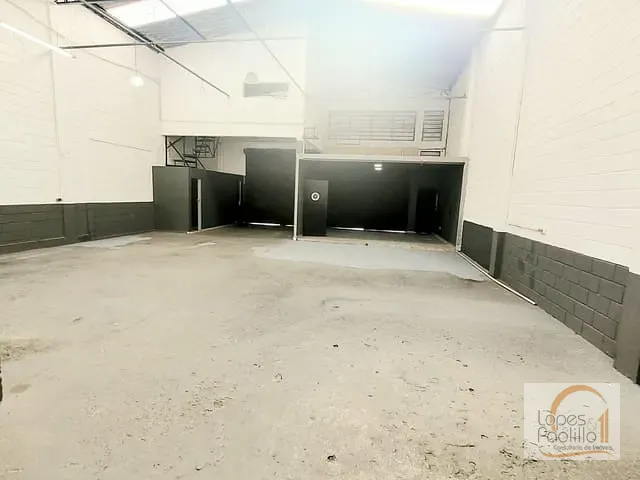 Galpão / Barracão com 230m², para alugar, no bairro Jardim Paulista em Atibaia