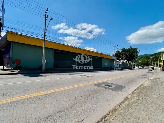 Galpão / Barracão com 1800m², para alugar, no bairro Vorstadt em Blumenau