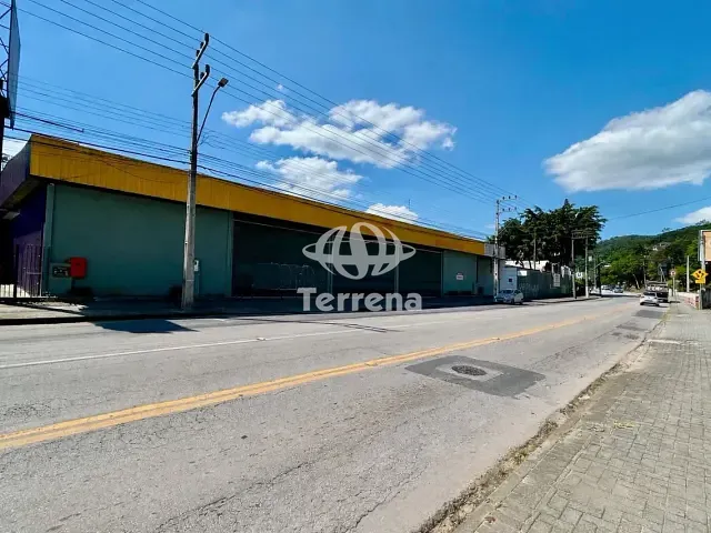 Galpão / Barracão com 1800m², para alugar, no bairro Vorstadt em Blumenau