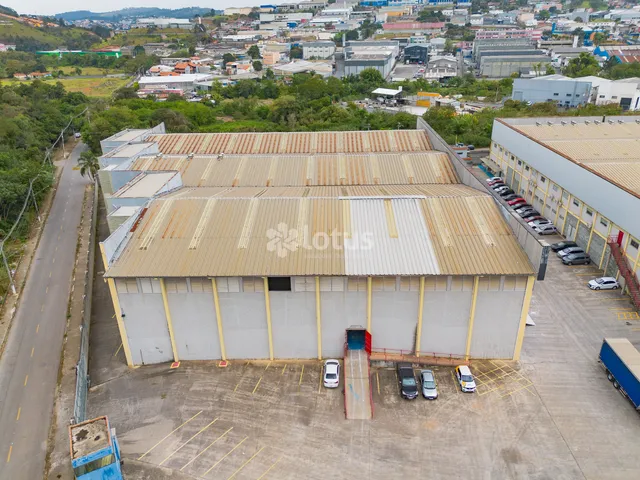 Galpão / Barracão com 5580m², para alugar, no bairro Jardim Nina (Fazendinha) em Santana de Parnaíba